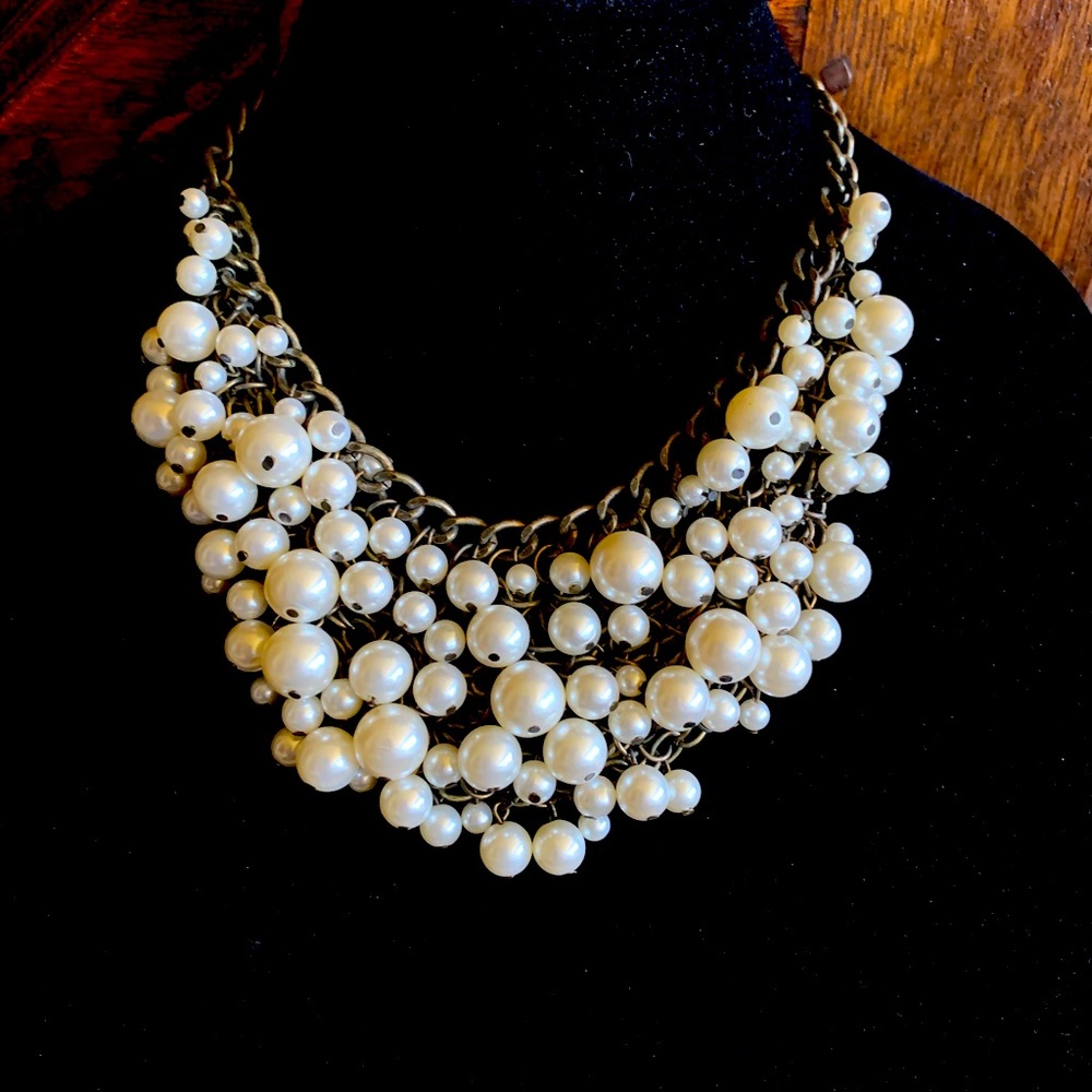Pearl collar on antique mesh